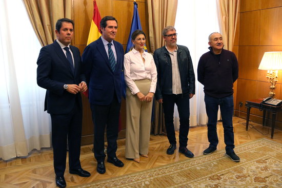 Spain's labor minister Yolanda Díaz, center, with trade union and employers' associations presidents (by Andrea Zamorano)